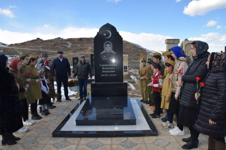 В селе Кани состоялась церемония возложения венков к надгробию Нурмагомеда Гаджимагомедова.